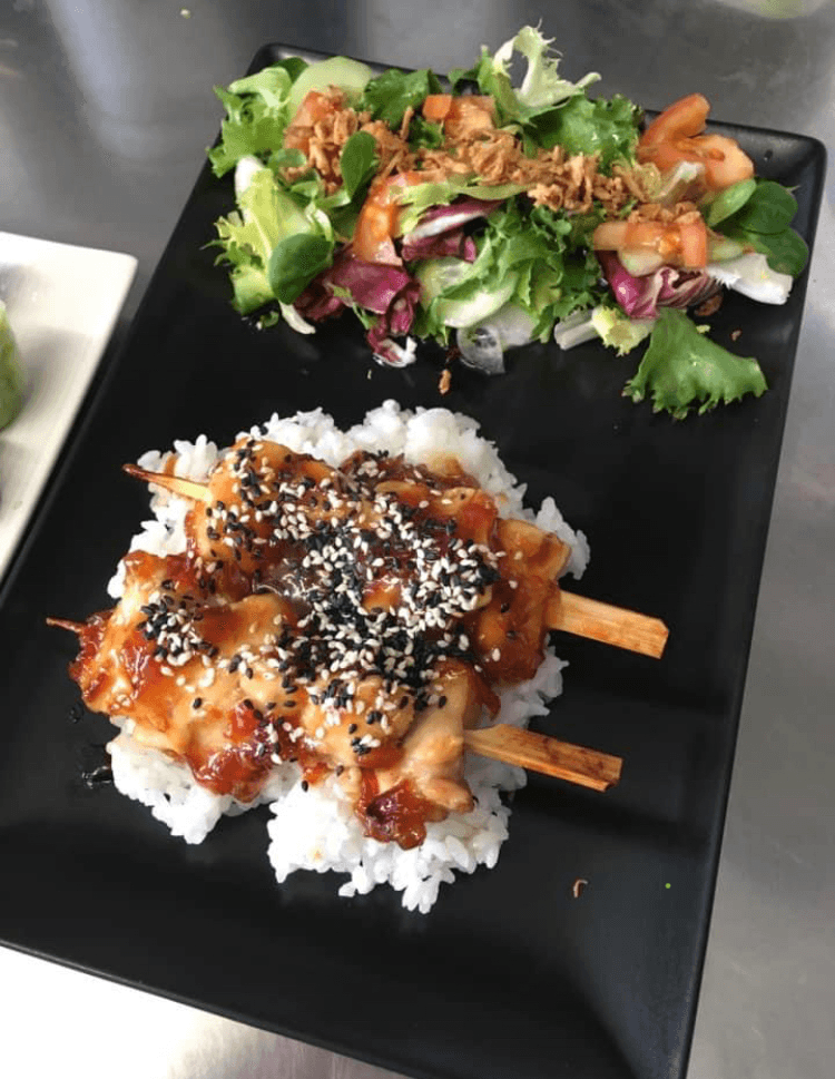 Plat brochettes de poulet