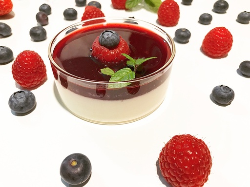 Panna cotta vanille et coulis de fruits rouges